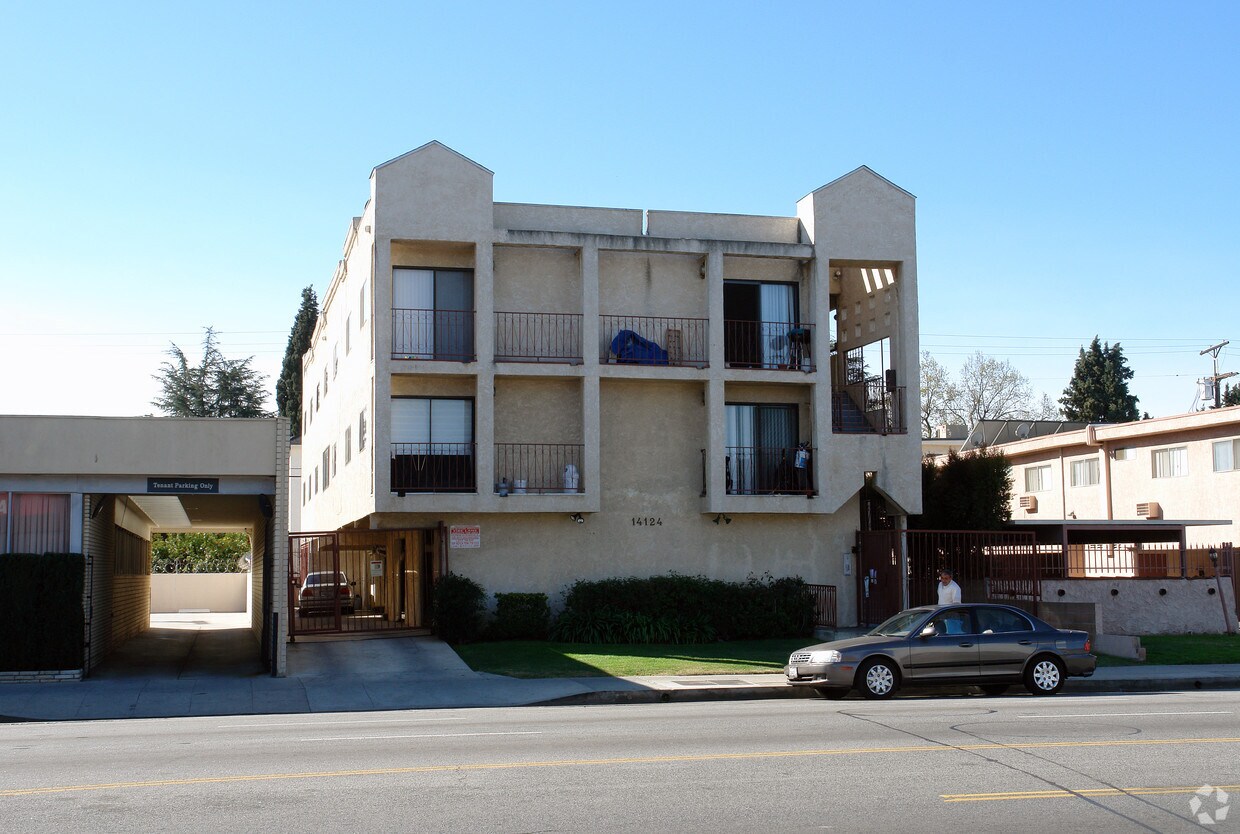 Foto principal - 14124 Victory Blvd