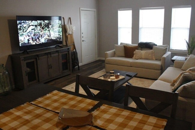 Foto del edificio - Spacious, Fully-Furnished 2/2 Condo Minutes from Campus - SPRING SEMESTER LEASE AVAILABLE!