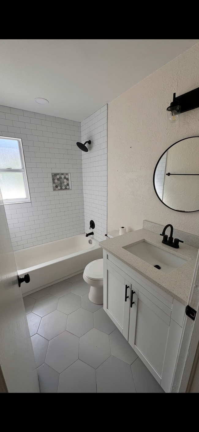 Building Photo - 4594 10th Ave N