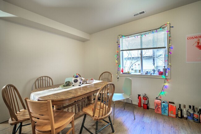 Foto del edificio - 8 Bedroom home in the Heart of the U-district