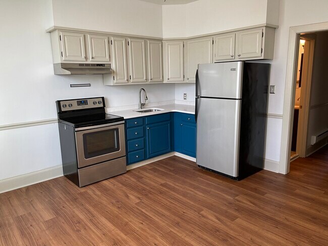 Living / Kitchen - 13 S State St