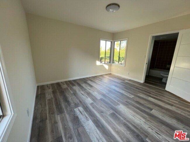 Building Photo - 15151 Valerio St