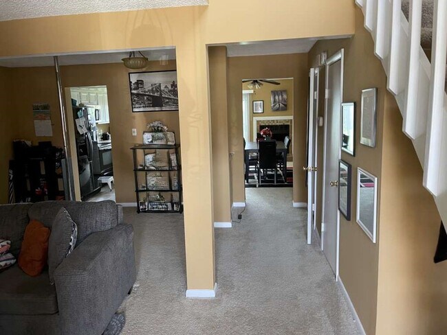 Building Photo - 3 BED / 2.5 BATH TOWNHOME IN CENTRAL CAMPU...