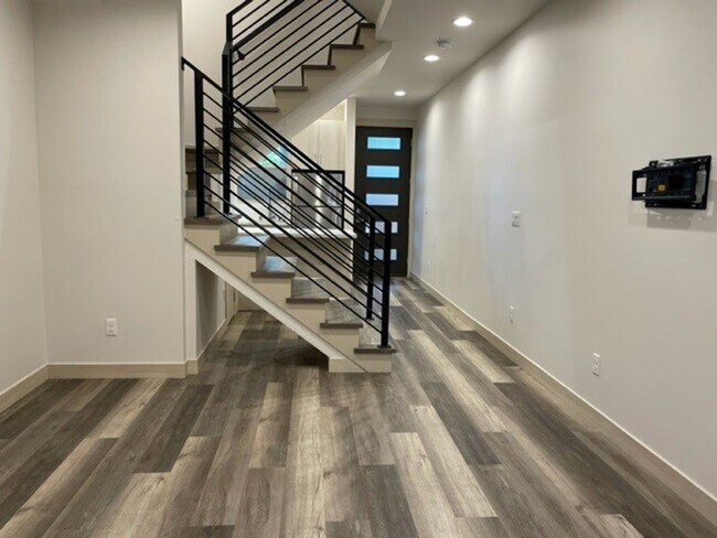 Building Photo - California Avenue Townhouse
