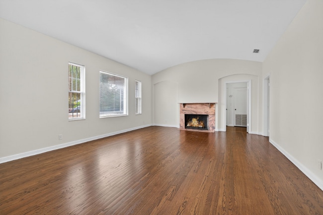 Building Photo - 737 19th Ave N