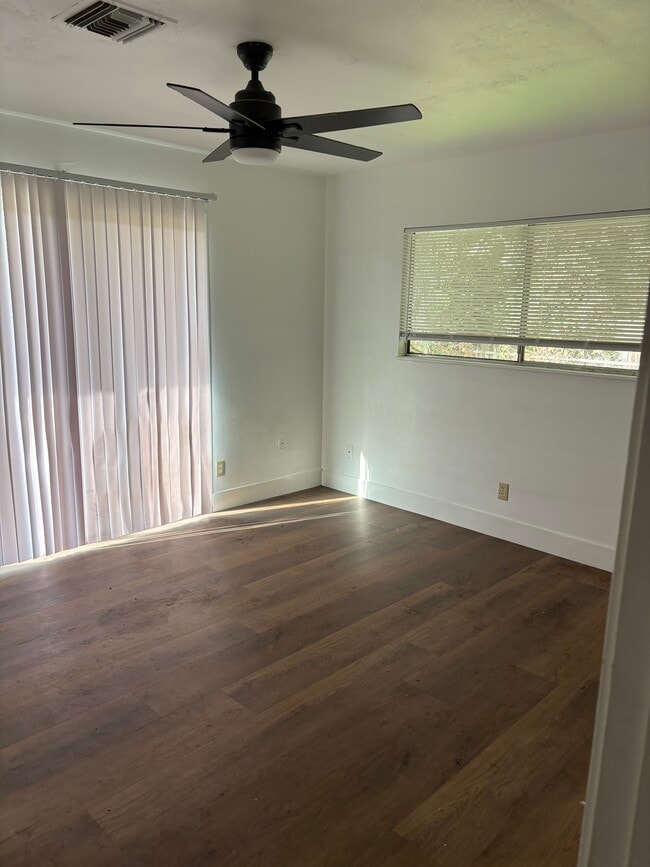 Foto del edificio - 801 N Akers St