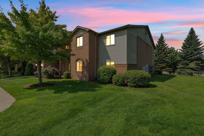 Building Photo - 2592 Eagles Cir
