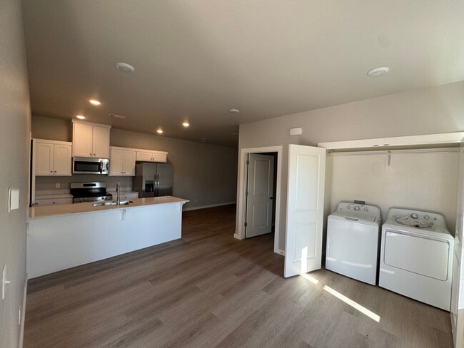 Building Photo - 1802 SW Poigai Wy