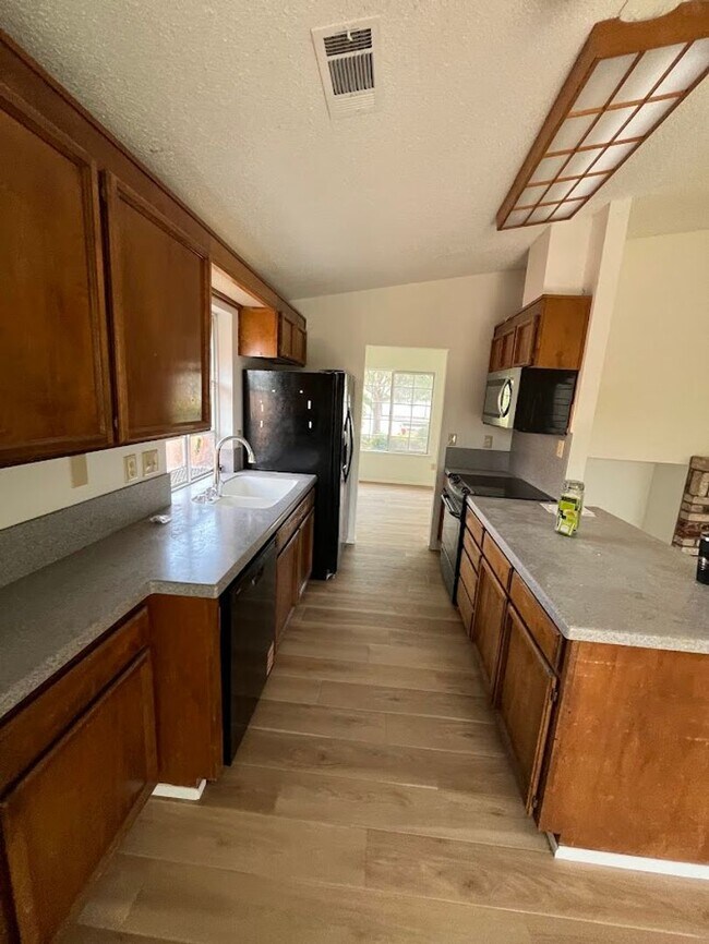 Foto del edificio - 3bd/2ba Single Story, Fresh Updates, Huge Backyard