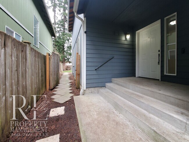 Foto del edificio - Modernized Two-Story with Open Layout, Gas Fireplace & Large Fenced Yard