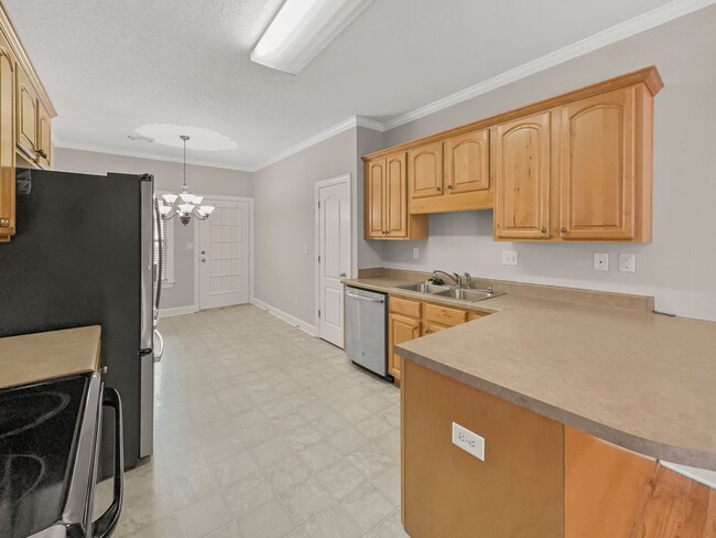 Building Photo - 1651 Spencer Dr