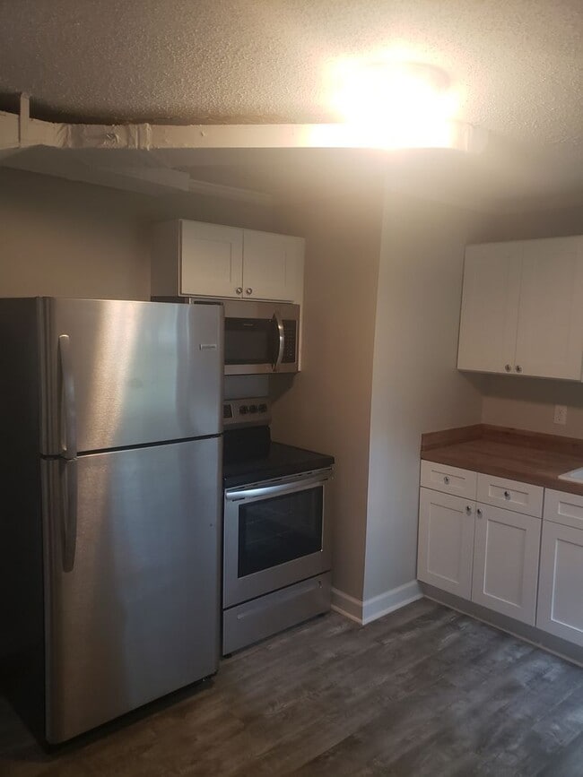 Building Photo - NEWLY RENOVATED DUPLEX UNIT