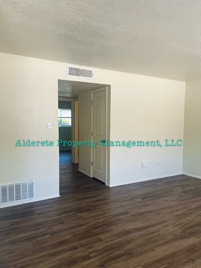 Building Photo - 401 Dorado Pl SE