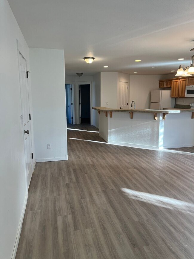 Building Photo - 3 bedroom, 2 bathroom single story home in...