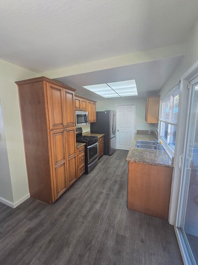 Foto del edificio - Two story home located in Hilltop Area of ...