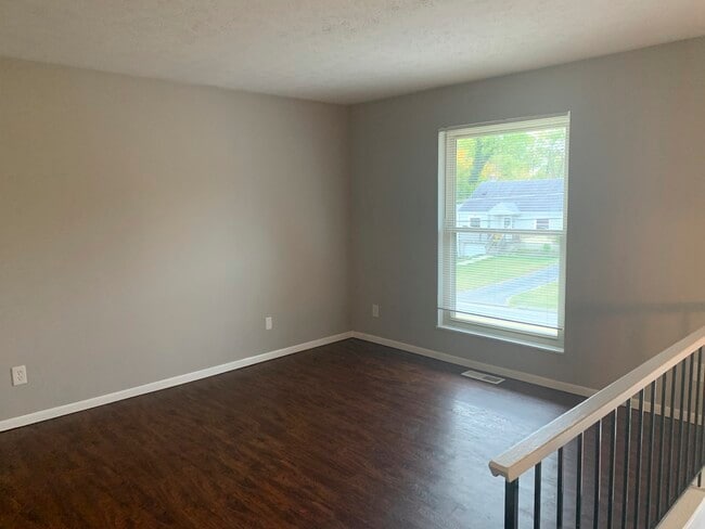 Building Photo - 4750 Mayhew Ave