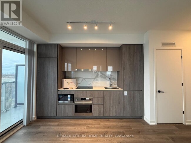 Photo du bâtiment - 8 Interchange Wy