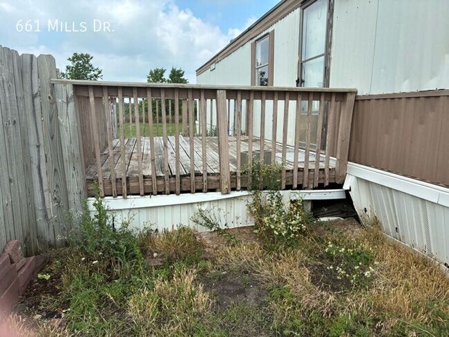 Foto del edificio - 661 W Mills Dr