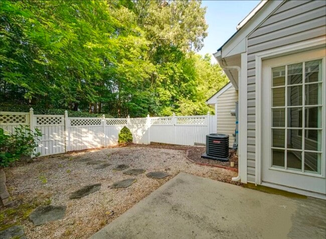 Building Photo - 8729 Robinson Forest Dr