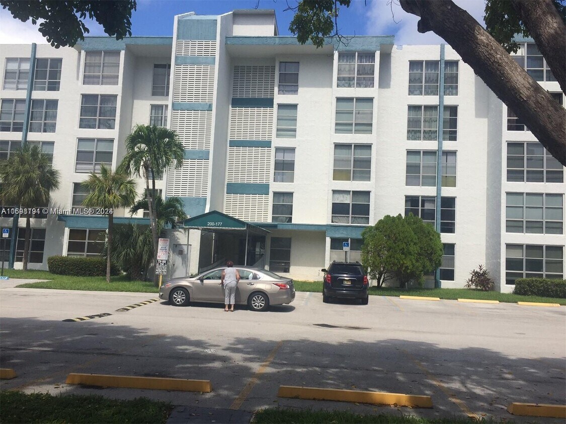 Foto del edificio - 200 177th Dr