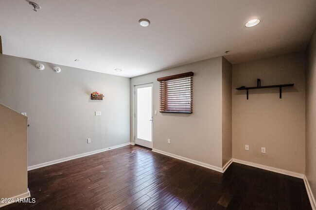 Foto del edificio - 526 W 1st St