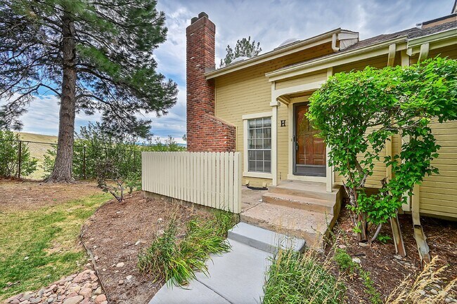 Building Photo - $2,150, End Unit 2 bed 1 1/2 bath Southpar...