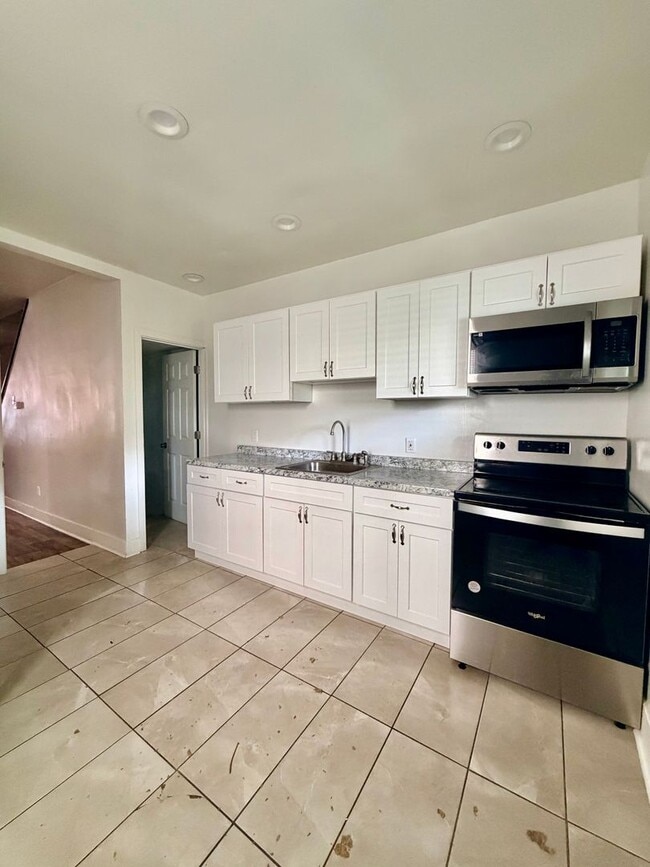 Building Photo - Spacious 3-Bedroom Home with Central A/C, In-Unit Laundry & Pet-Friendly Living