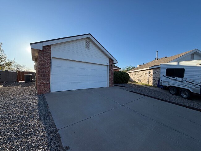 Foto del edificio - 3 Bedroom Single Story Home Available Near Unser Blvd NW & Ladera Dr NW!