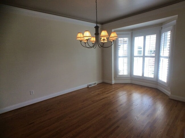 Building Photo - Beautiful lakefront home