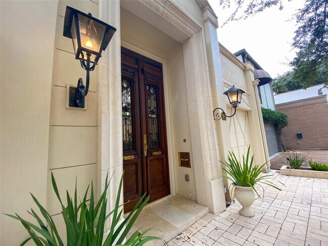 Building Photo - 10 S Briar Hollow Ln