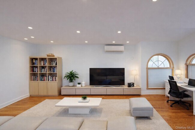 Foto del edificio - 45-44 Browvale Ln