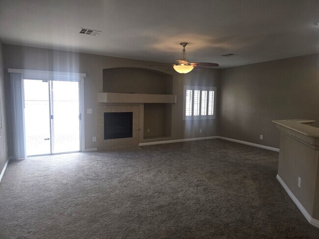 Building Photo - NEWLY REMODELED TOWN HOME IN HENDERSON AWA...