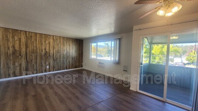Building Photo - 146 NE Atkinson Ct