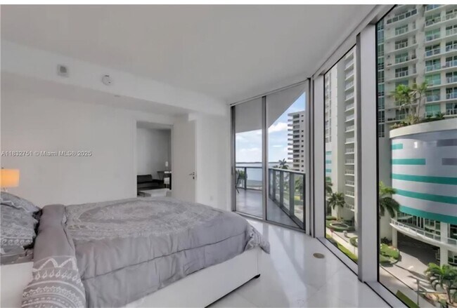 Building Photo - 1300 Brickell Bay Dr