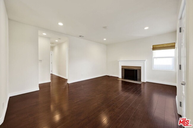 Foto del edificio - 6323 Farmdale Ave