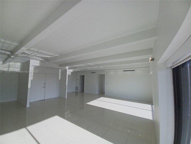 Foto del edificio - 575 Crandon Blvd