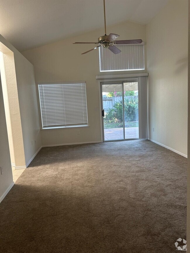 Building Photo - 767 Raven Dr