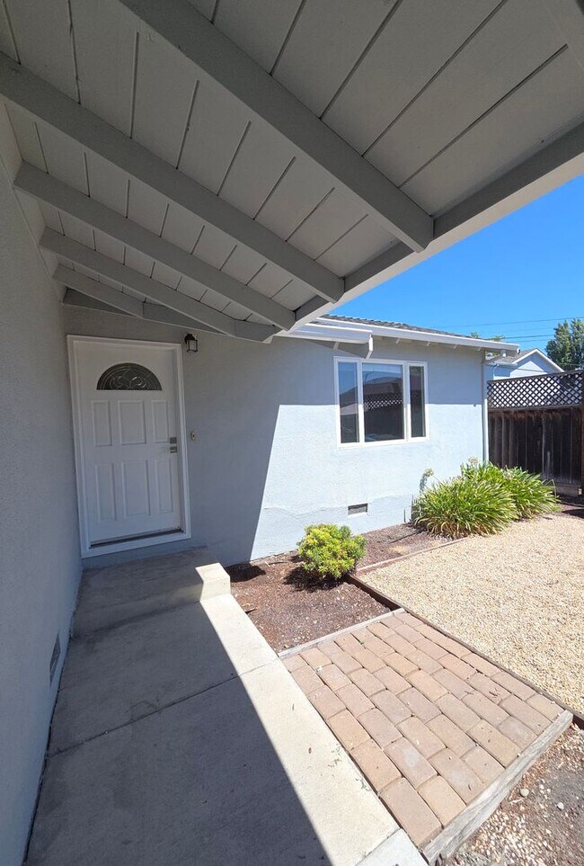 Building Photo - Fantastic 3 Bedroom, 2 Bath home in Santa Clara with upgrades galore!