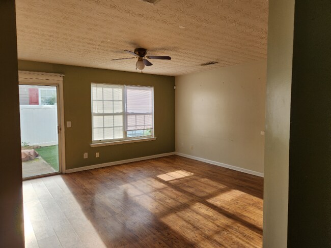 Building Photo - 579 W Oaks Dr