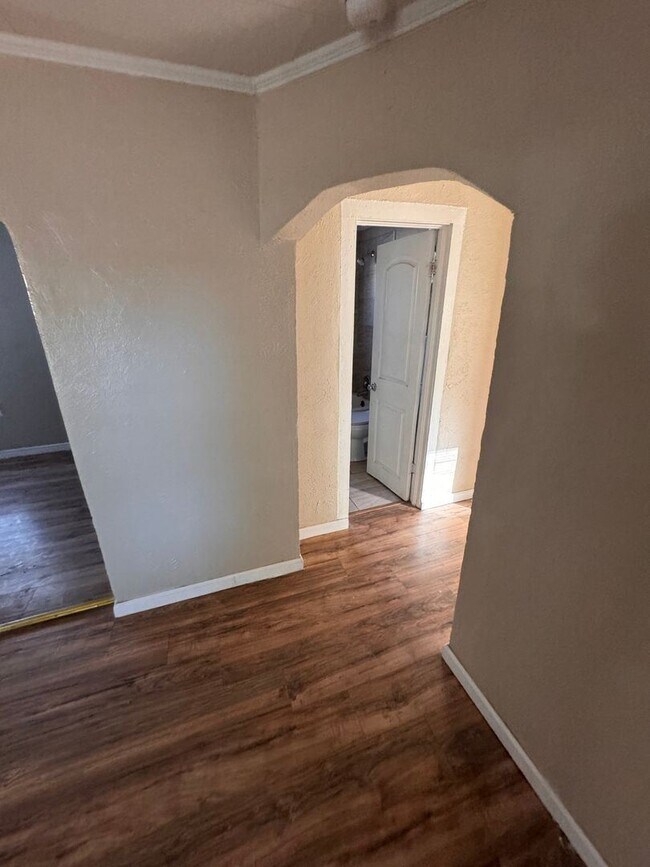 Building Photo - 2 br, 1 bath House - 405 S Union  (424)