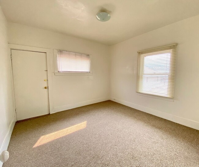 Building Photo - CUTE 1BD/1BA AVAILABLE IN Downtown Area!!