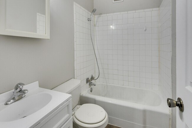 Building Photo - 1309 S 32nd St
