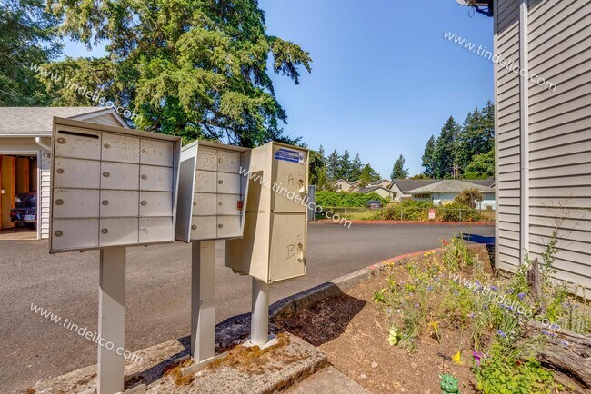 Building Photo - $500 OFF 2ND MONTH RENT** Spacious Pet-Friendly Top-Floor Unit w/ Parking Included!