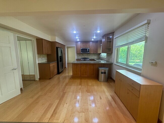 Building Photo - 2872 Waterloo Dr