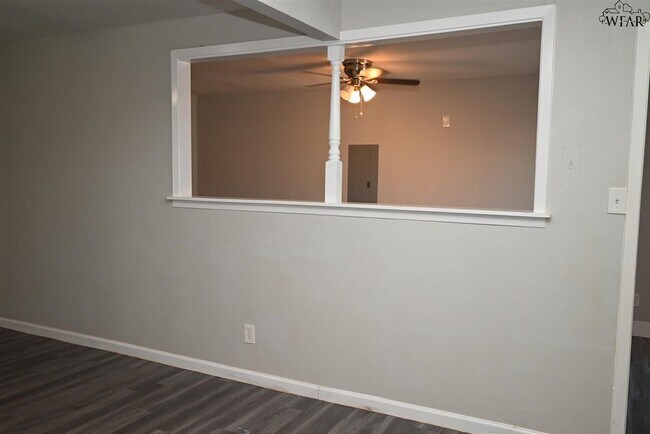 Building Photo - 204 W Garden Dr