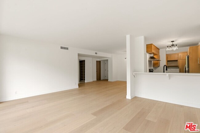 Foto del edificio - 8787 Shoreham Dr