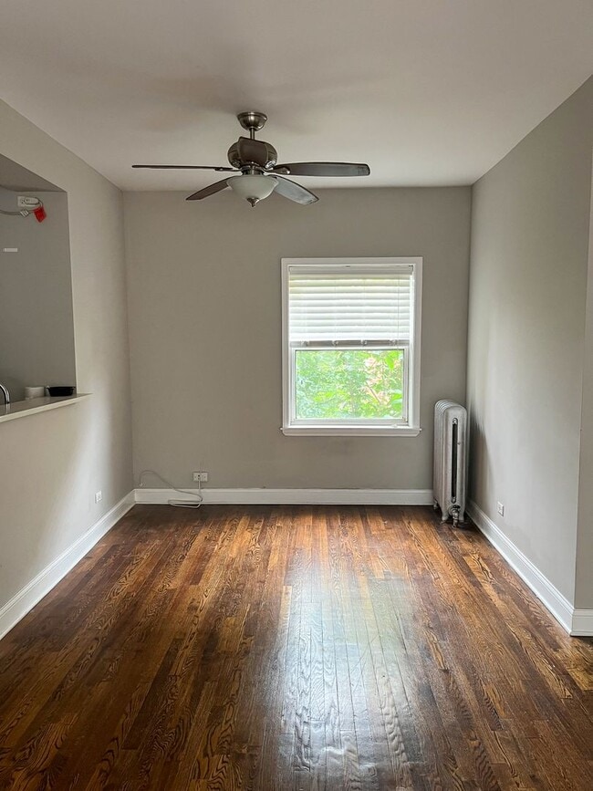 Foto del edificio - Ravenswood Manor - 1 Bed / 1 Bath Condo - In Unit Laundry - Heat Included