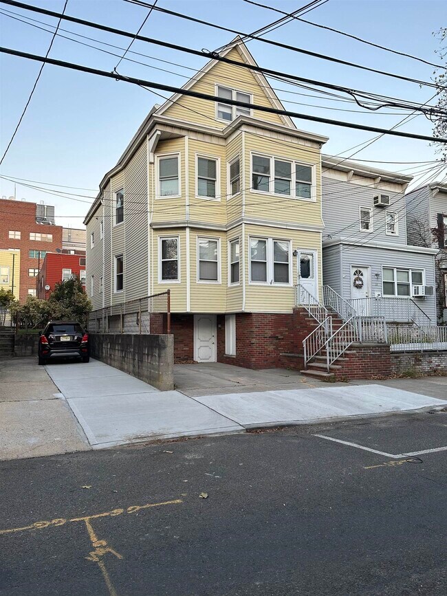 Building Photo - 31 E 28th St