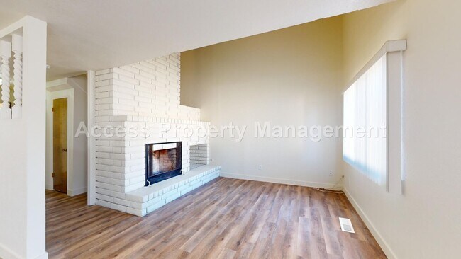 Foto del edificio - 2735 Fowler Rd