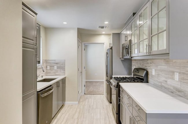 Cocina de galera - 1705 E 14th St